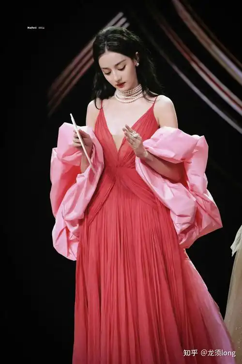 如何评价迪丽热巴在微博之夜 2023 红毯上的造型?