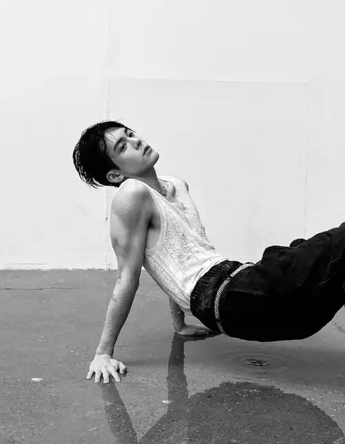 曾舜晞给奥运健儿花式比心