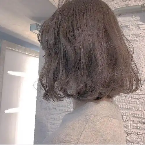 内扣短发发型才是流行中经久不衰的发型