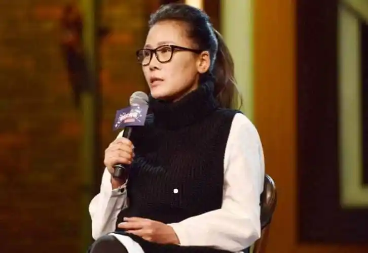 跟姑姑长大,考上北京大学附属中学,靠模仿出道,如今田震怎样了_邓丽君