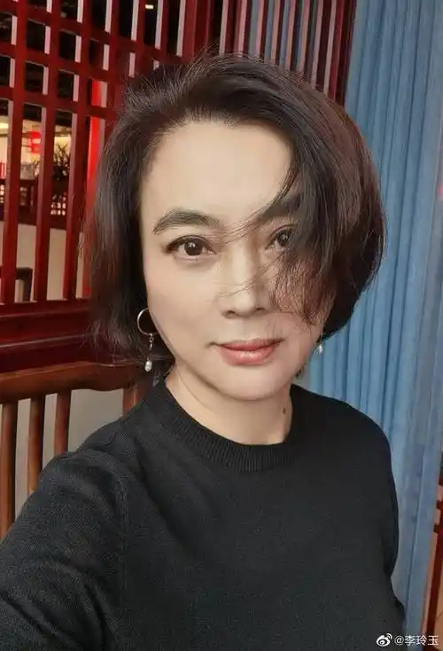 11月28日,李玲玉在社交平台上晒出自己的近照.