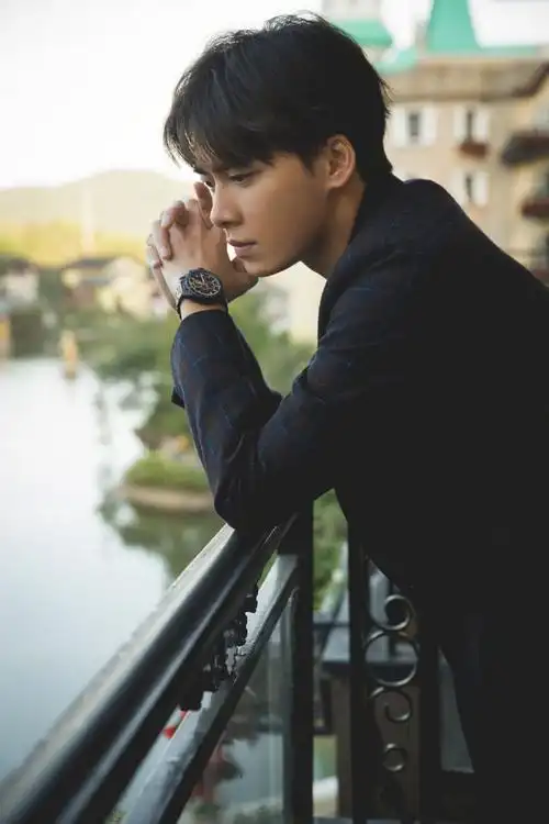 李易峰沉稳帅气写真图片