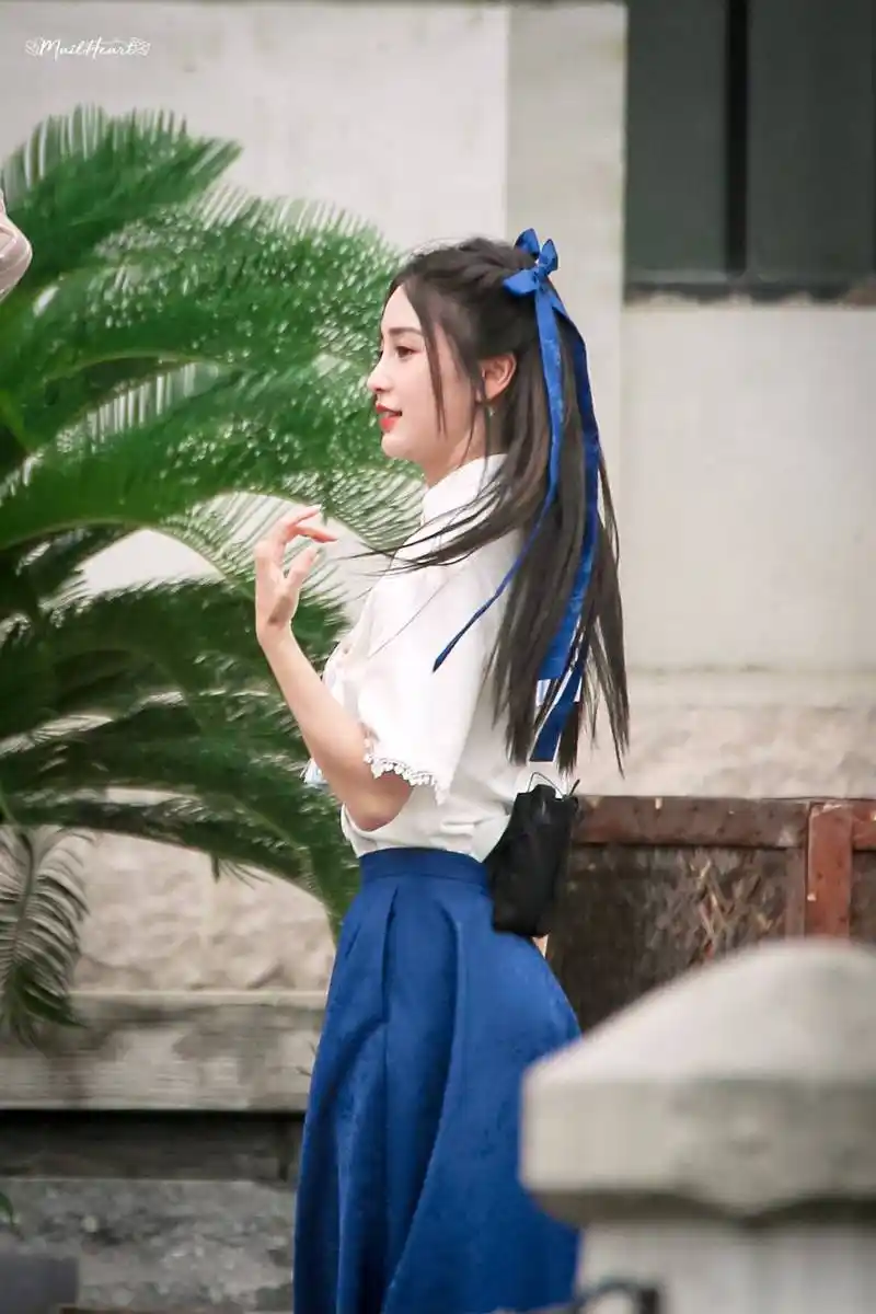 angelababy穿学生装录制综艺蝴蝶结扎发显少女