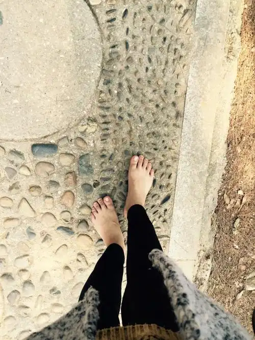 大冬天也可以赤脚走石子路 帮棒棒的 走久了手心还会流汗