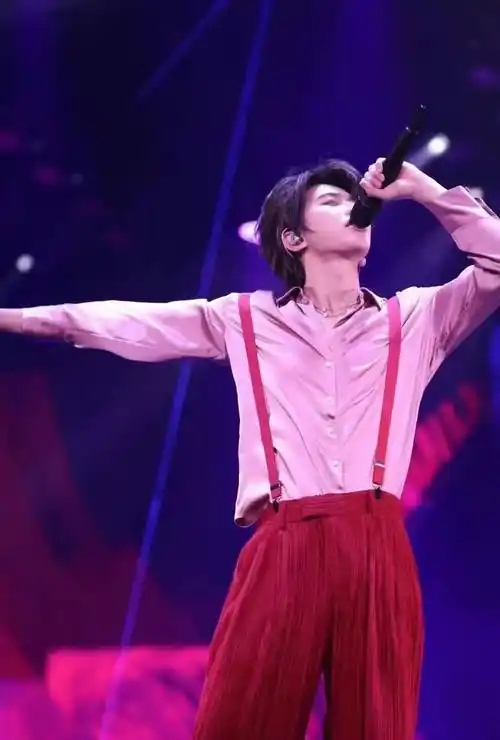 蔡徐坤终于认可小黑子了?