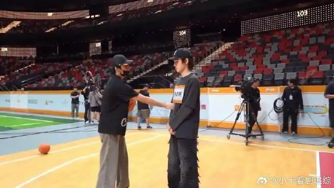 刘耀文指导宋亚轩打篮球##刘耀文给宋亚轩传授篮球技巧##宋亚兴说
