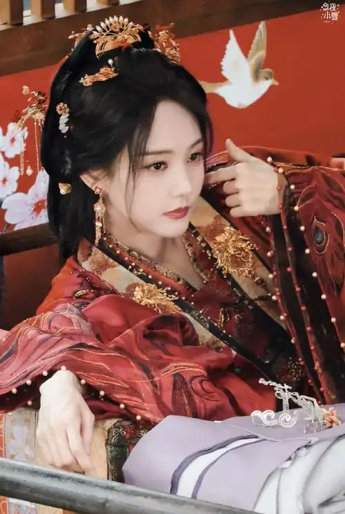 李一桐 内娱红衣美女代表