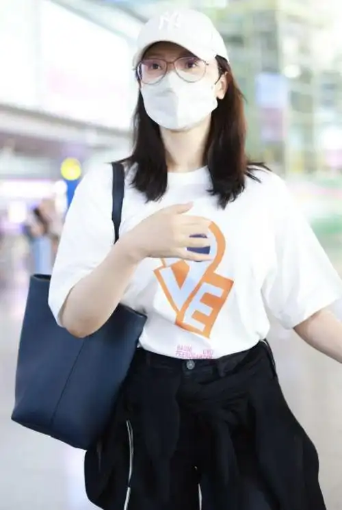 陈数机场亮相时尚经典黑白搭配显年轻