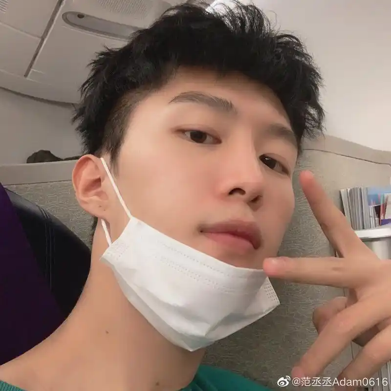 范丞丞新闻190818范丞丞凌晨更新微博晒自拍新鲜发型等你来看