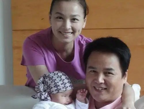 张庭老公染回黑发年轻多了,与49岁张庭郎才女貌,终于不像两代人