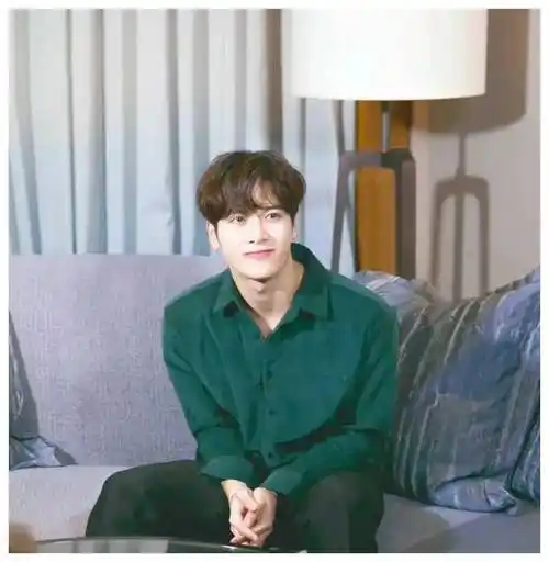 王嘉尔身材迷人肌肤光滑音乐新星