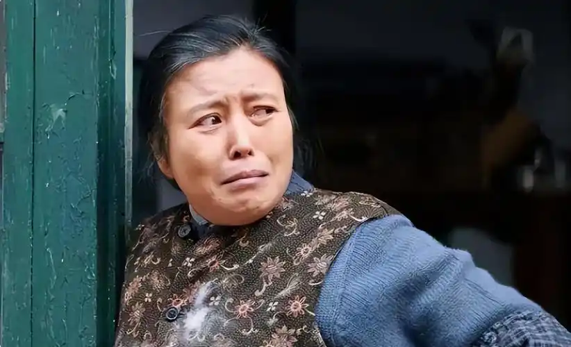 如今的丁嘉丽已经垂垂老矣,芳华不再.