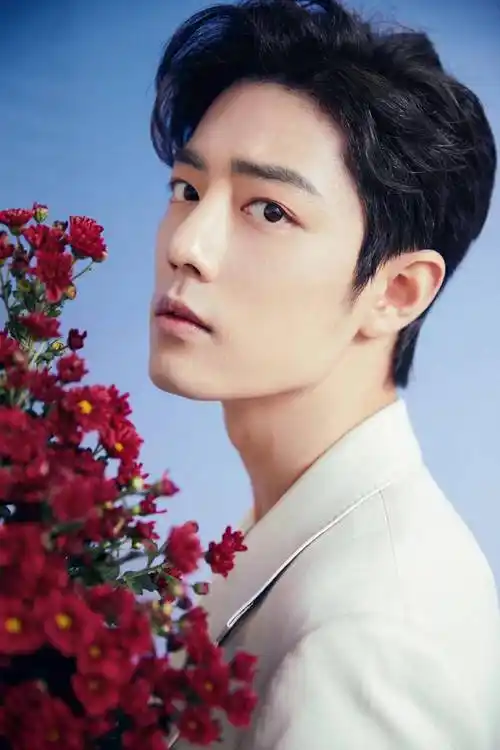 男星肖战时尚写真阳光帅气彬彬有礼