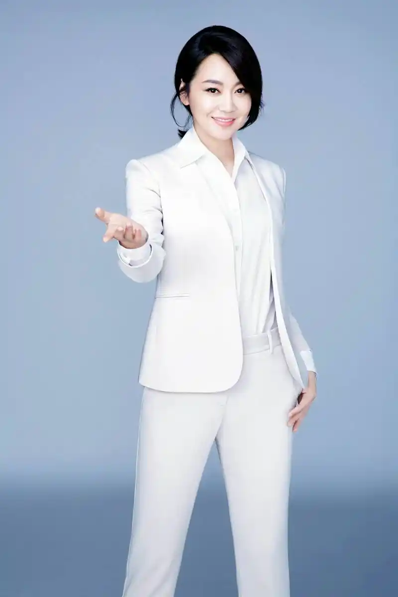 回顾跨龄扮老敢画老年斑贴皱纹的闫妮打了多少丫头教的脸