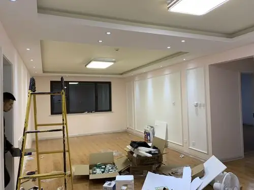 正在安装灯具,现场有点乱