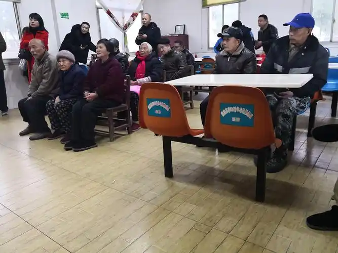 郡外1910班志愿者服务活动大托敬老院探望老人