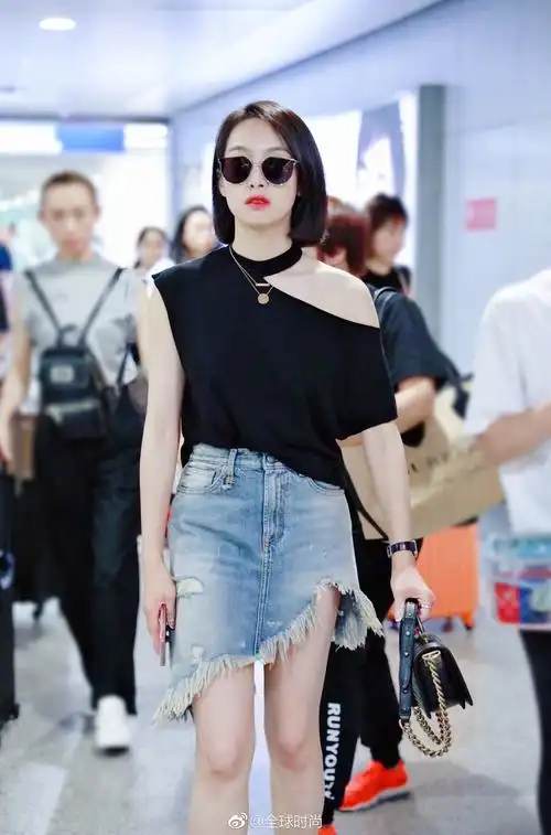 时尚明星#宋茜# 近日现身机场,maxmara黑色卫衣搭配斜边牛仔短裙,简单