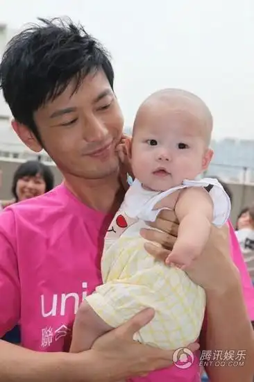 黄晓明捐书送山区孩子 粉丝做慈善探访儿童村