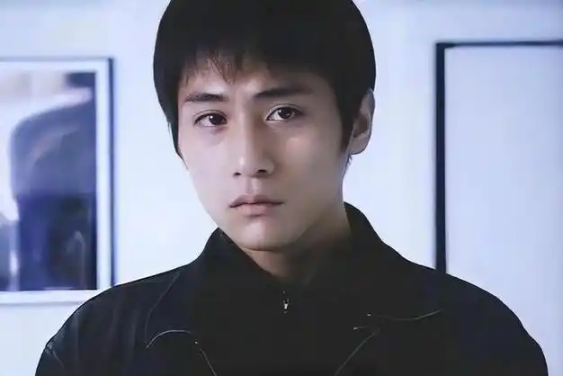 刘烨罕见高调发文!高清原相机素颜自拍,45岁的脸上没有一丝皱纹