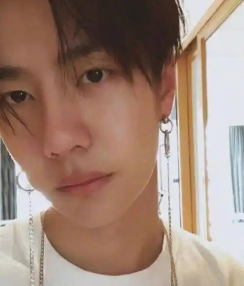 话说王一博,他应该是素颜出镜最多的明星了,图中白衣,素颜,这个气质