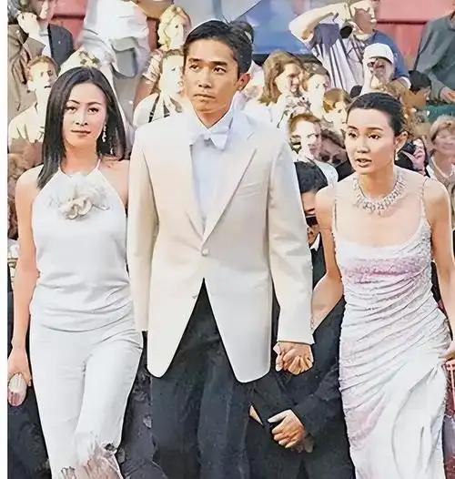 董洁14岁儿子神似梁朝伟,大鼻子如出一辙,网友疑惑重重