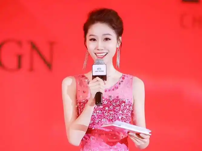 主持人,播出时间:每周四,周五午间12:25分/《华夏精英》是深圳卫视