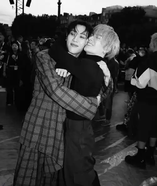 王嘉尔巴黎时装周合照#王嘉尔巴黎时装周合照91国际好友圈!