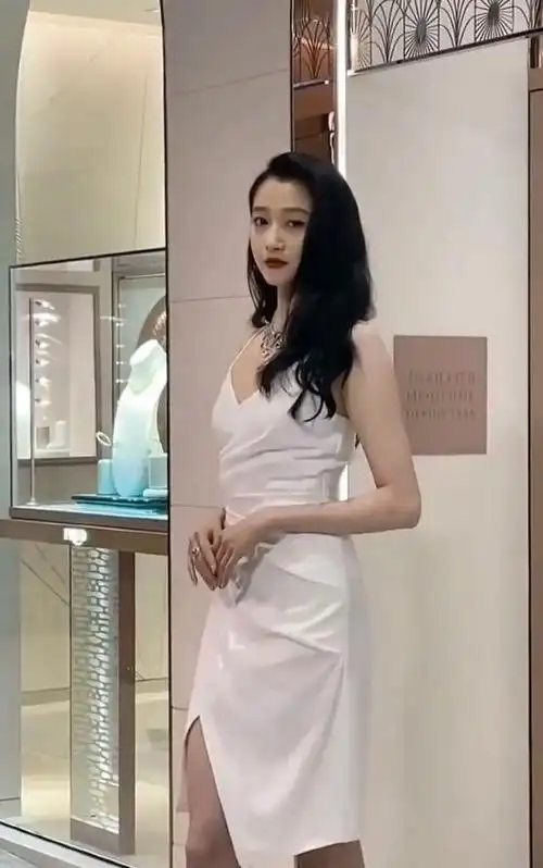 关晓彤生图路透白色深v吊带裙性感不失清纯配大波浪风情万种