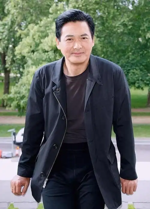 周润发苍蝇小馆,穿着低调接地气,与路人亲切合拍