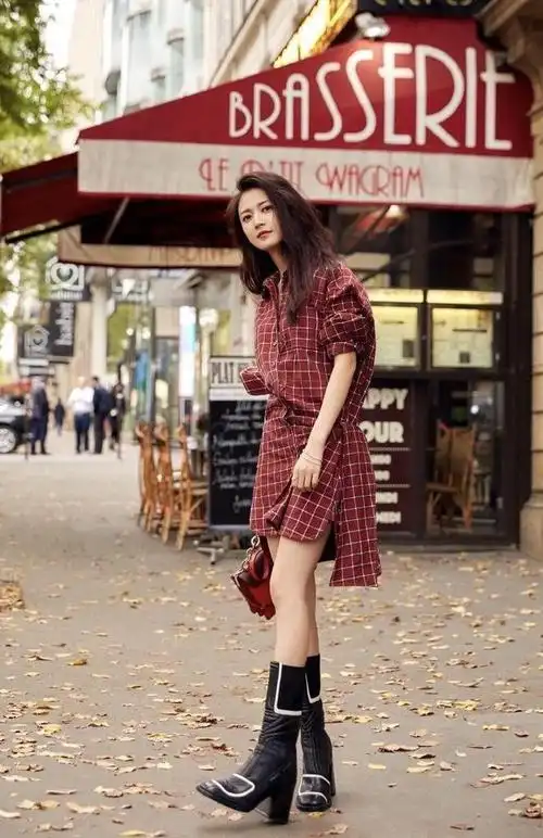 陈钰琪越来越时髦穿衬衫连衣裙配长筒靴街拍凹造型显瘦又显高