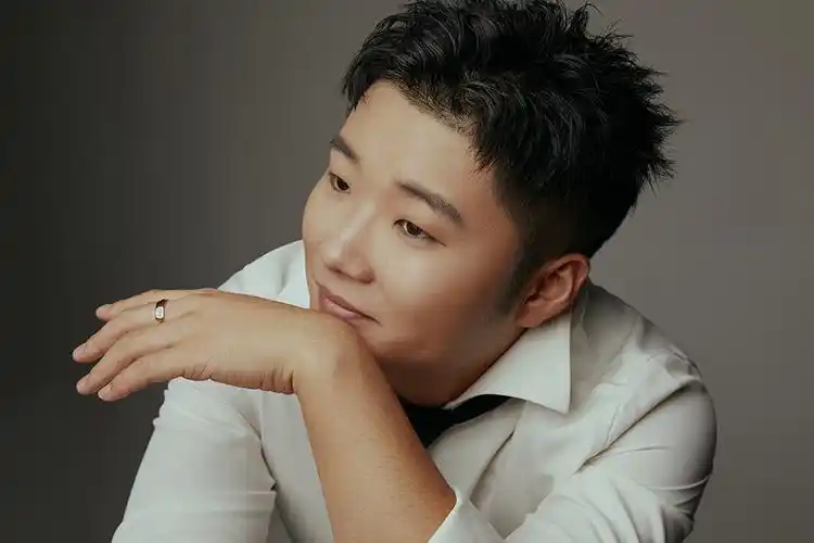 黑土地走出来的"情歌小王子"——记青年歌手白小白_改革网