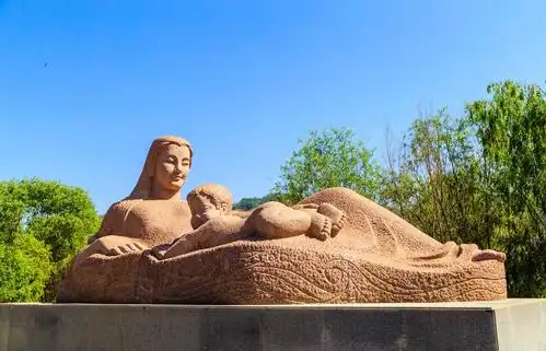 黄河边上的"黄河母亲雕塑".