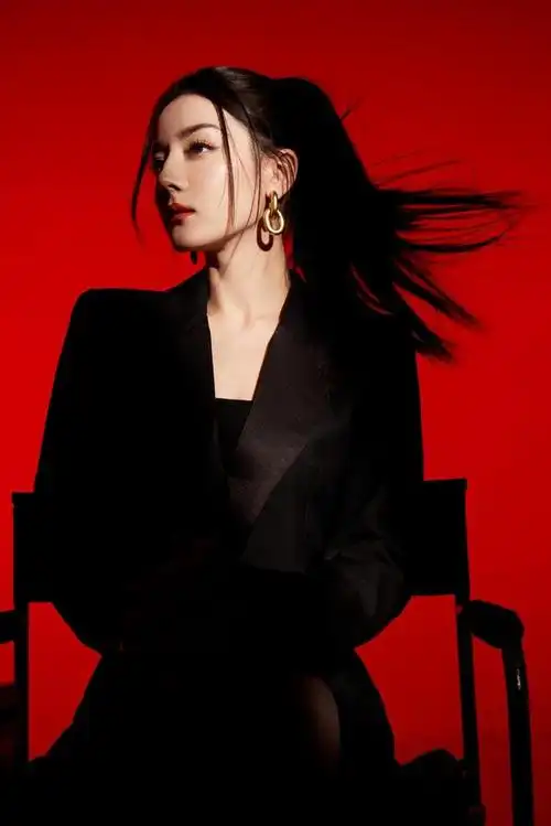 迪丽热巴黑丝黑西装超短套裙酷飒风采黑色系写真妆容精致气场全开