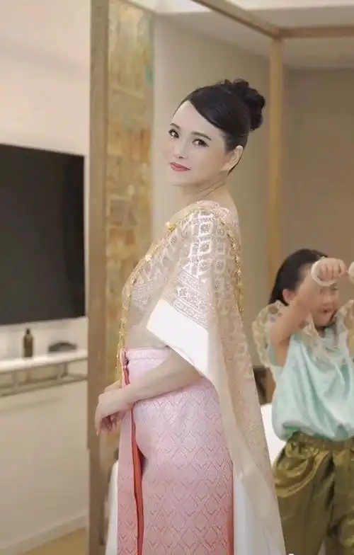 伊能静携全家穿泰服合影,小腹突出被疑怀三胎,米粒首曝正脸颜值高