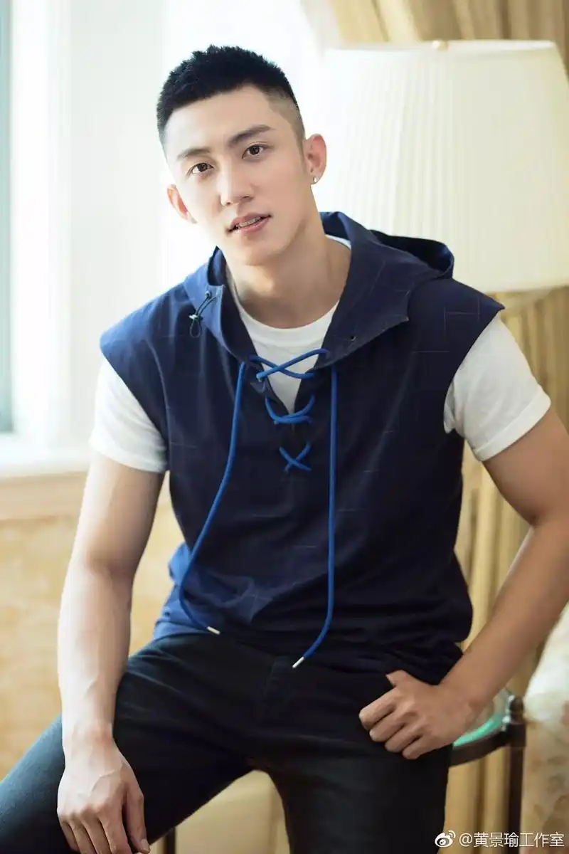 吃土赶羊扛枪暴晒黄景瑜的25岁过得不简单