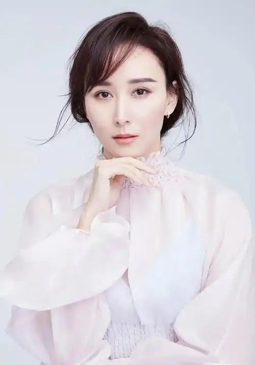 胡静满脸无奈地说:其实就更得挨饿,每次晚宴都吃不饱!