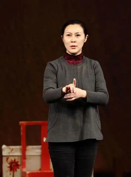 她没化妆,也没有任何戏装,后来我才知道这是北京京剧院的名角张馨月.