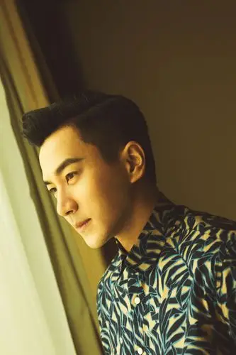 刘恺威厉害了,绿西服 运动鞋不够还配"链子",是帅气的刘叔叔