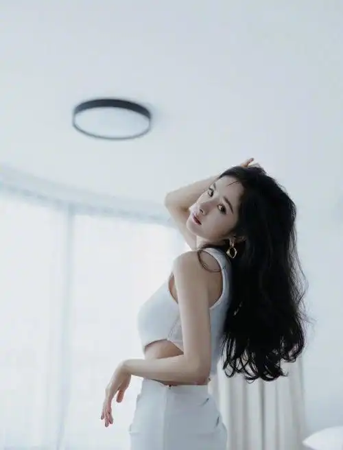 杨幂单身后真大胆一袭白裙开叉到大腿根部露腰秀腿变性感女王