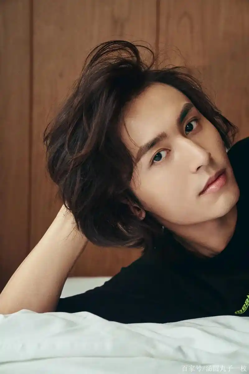 男明星中长发,依次张哲瀚罗云熙杨洋