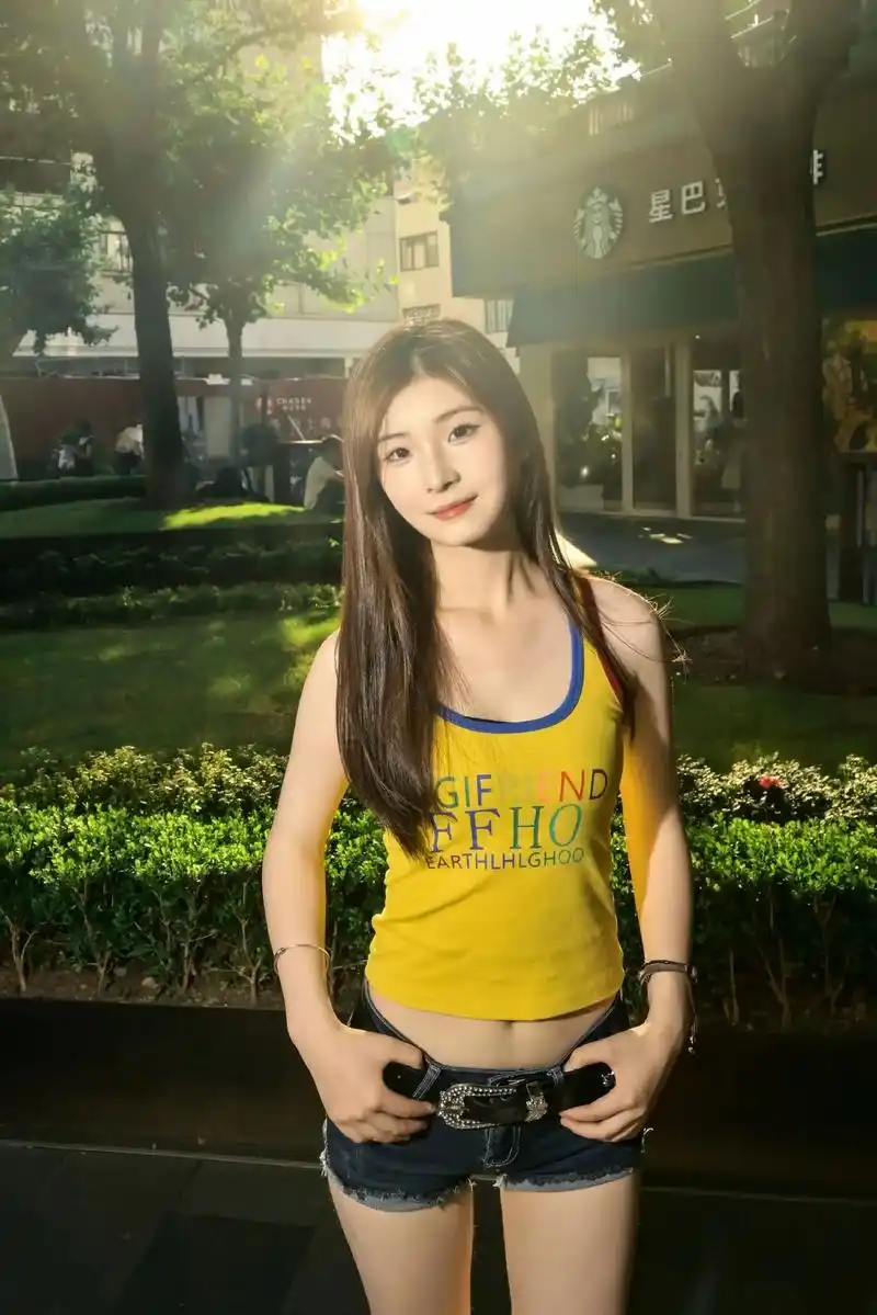 武康路拍的逆光闪光灯人像