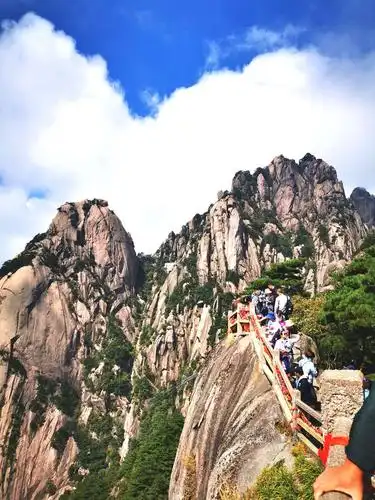 黄山最高峰莲花峰1864米,我们终于爬上来了,站在最高峰,四处眺望,四个