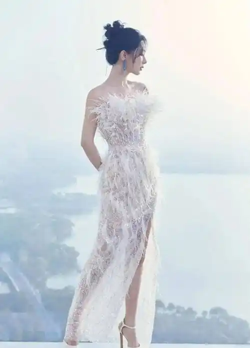 杨紫白色羽毛抹胸礼服亮相圈,高贵优雅