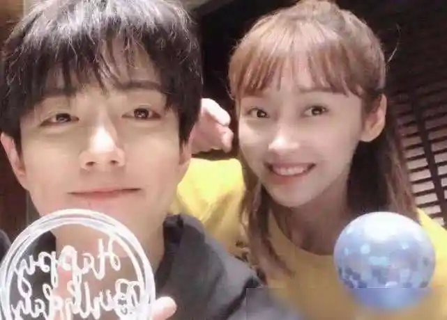 和女士合照尽量在前面肖战在合照时一直背着手,不得不说肖战的绅士手