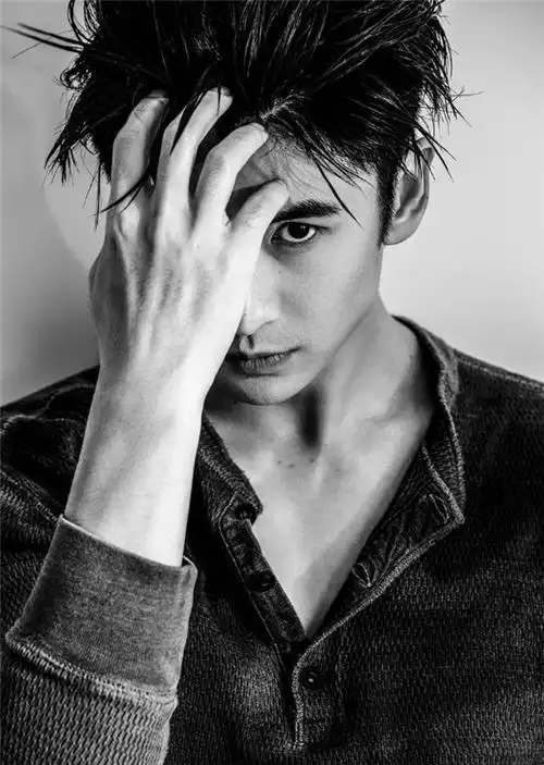 张云龙硬朗五官黑白色调下眼神坚毅侵略性十足