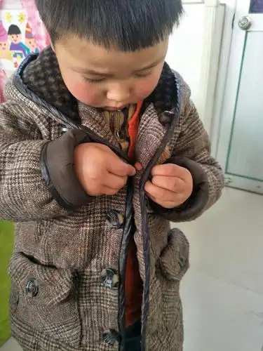 平安城大各庄幼儿园小班--我会自己扣纽扣