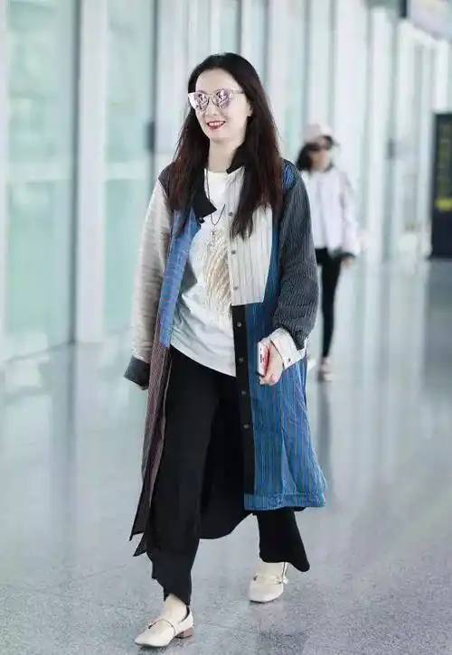 张庭陶虹穿"闺蜜装"同框,直角肩太迷人,年近50依旧充满少女感_连衣裙