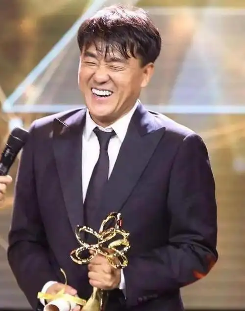 演员何冰为何结婚几十年0绯闻看看妻子是谁就知道了