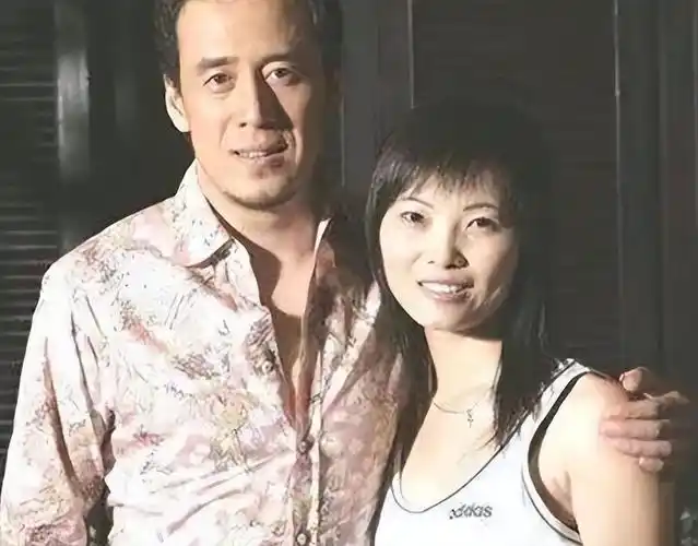 可就在杨坤名声大噪之时,有人挖出他与自己的学员丁丁之间的关系不