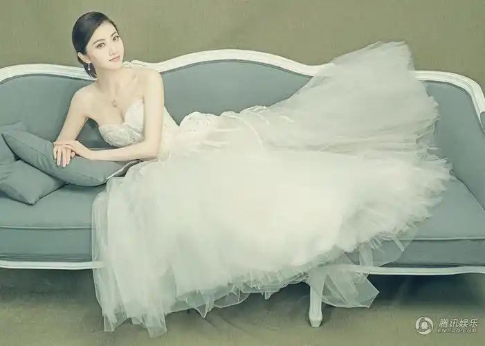 景甜穿白婚纱登封面端庄脱俗幸福洋溢